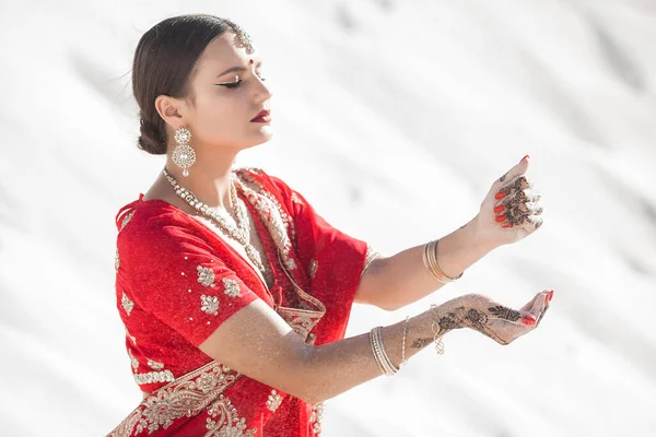 Mooie Indiaanse Vrouw Neutrale Achtergrond Dame Sari Met Mehendi Patroon — Stockfoto