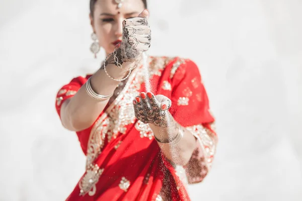 Indian Woman Pouring Sand Her Fingers Bautiful Female Sari Outdoors — Stock Photo, Image