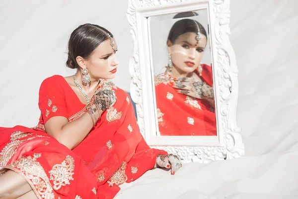 Beautiful Indian Woman Neutral Background Lady Sari Mehendi Pattern — Stock Photo, Image
