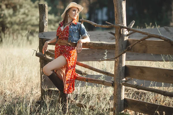 Açık Havada Günlük Giysiler Içinde Genç Bir Kadın Doğal Arka — Stok fotoğraf