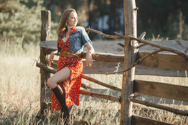 Açık Havada Günlük Giysiler Içinde Genç Bir Kadın Doğal Arka — Stok fotoğraf