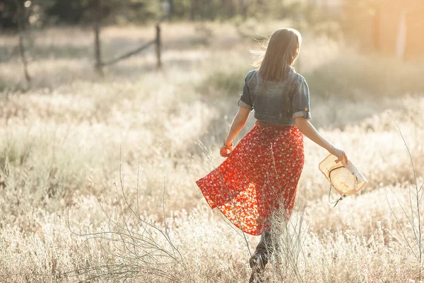 Jonge Vrouw Casual Kleding Buiten Aantrekkelijk Vrouwtje Natuurlijke Achtergrond — Stockfoto