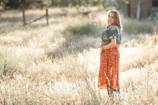 Jovem Mulher Roupas Casuais Livre Mulher Atraente Fundo Natural — Fotografia de Stock