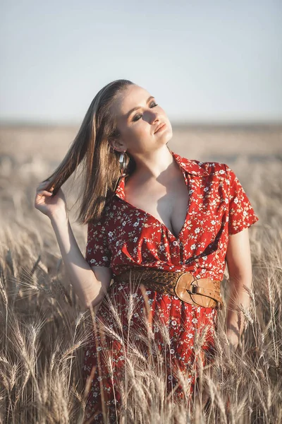 Sahadaki Çekici Genç Bayan Buğday Tarlasında Moda Kızı — Stok fotoğraf