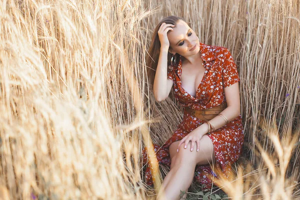 フィールド内の魅力的な若い女性 小麦畑のファッションガール — ストック写真