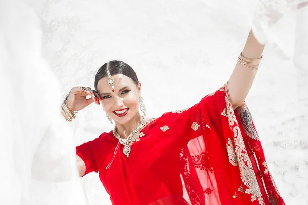 Mulher Indiana Bonita Fundo Neutro Senhora Sari Com Padrão Mehendi — Fotografia de Stock