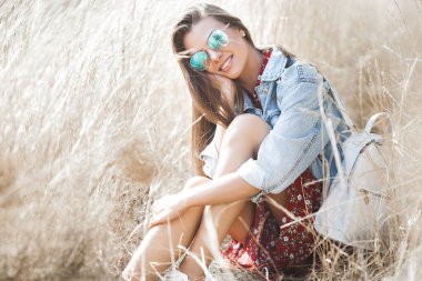 Dışarıda güzel bir kadın var. Doğuştan güzel bir bayan.