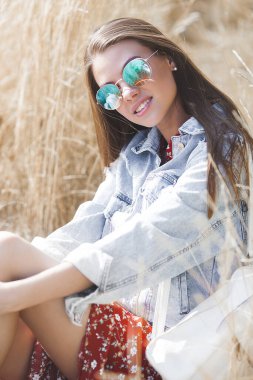 Dışarıda güzel bir kadın var. Doğuştan güzel bir bayan.