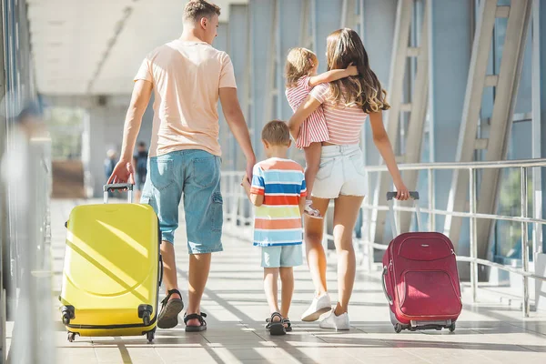 Familia Feliz Aeropuerto Con Maletas Viaje — Foto de Stock
