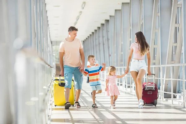 Familia Feliz Aeropuerto Con Maletas Viaje — Foto de Stock