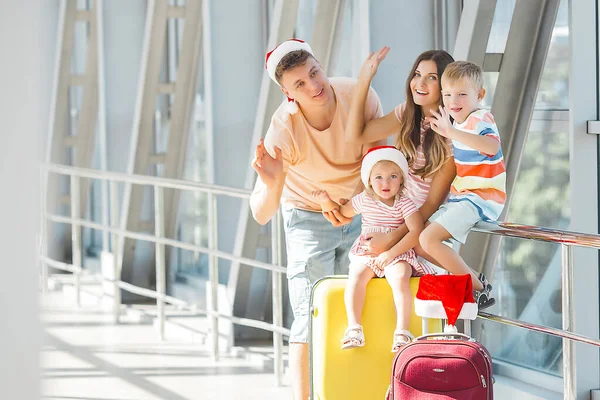 Familia Feliz Aeropuerto Viaje Vacaciones — Foto de Stock