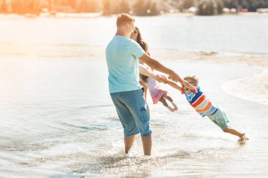 Mutlu aile sahilde eğleniyor. Yaz konsepti