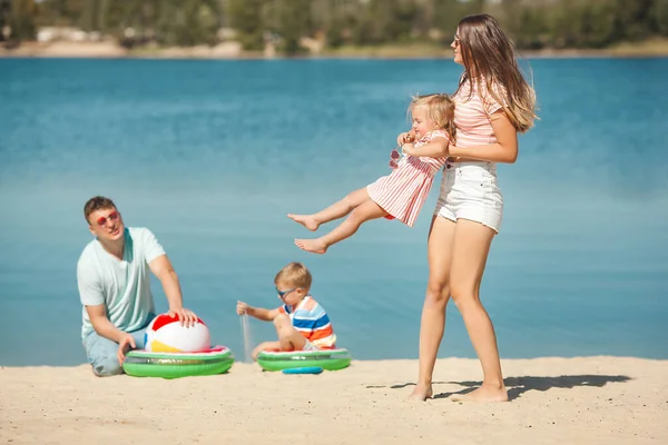 Glückliche Familie Die Spaß Strand Hat Sommerkonzept — Stockfoto