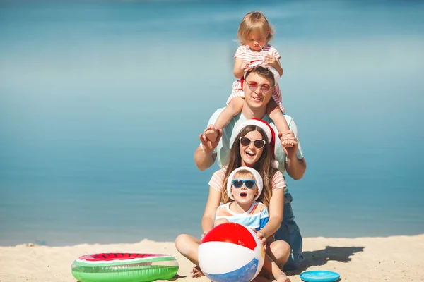 Weihnachtskonzept Familie Mit Weihnachtsmützen Strand — Stockfoto