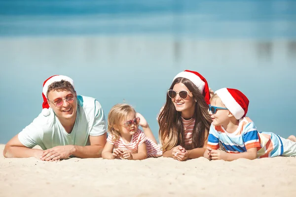 Koncepcja Świąt Rodzina Świątecznych Czapkach Plaży — Zdjęcie stockowe