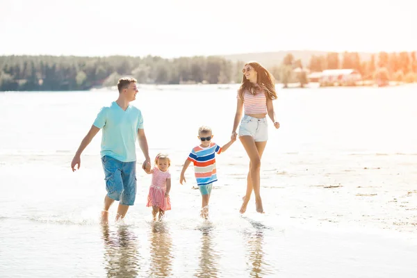 Glückliche Familie Die Spaß Strand Hat Sommerkonzept — Stockfoto