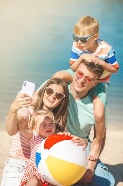 Mutlu aile sahilde eğleniyor. Yaz konsepti