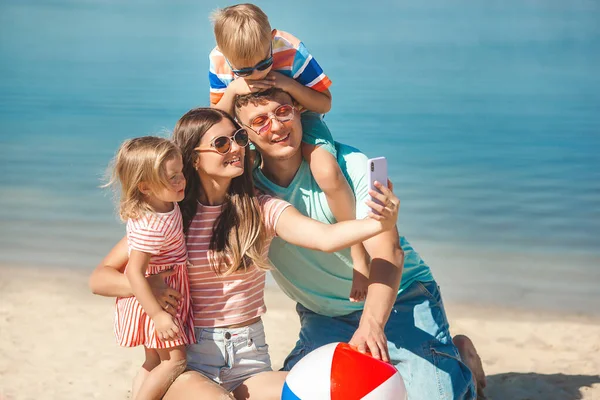 Glückliche Familie Die Spaß Strand Hat Sommerkonzept — Stockfoto