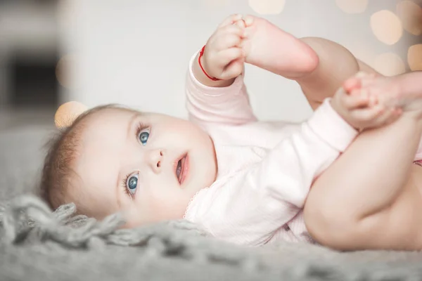 Niedliches Kleines Baby Zu Hause Im Schlafzimmer Ein Saugling Drinnen Kinderportrat Im 6 Monat Entzuckende Susse Baby Madchen Attraktiv Weiss Stock Photo 245332182