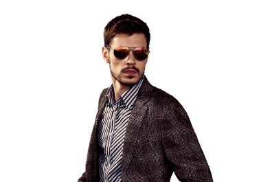 Güneş gözlüğü ve beyaz arka plan üzerinde poz trendy ceket şık adam