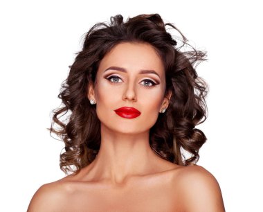 profesyonel makyaj ve saç beyaz arka plan üzerinde poz ile çıplak kadın model