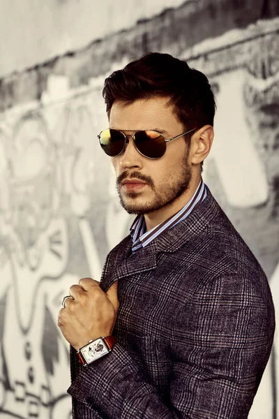 Homme Élégant Lunettes Soleil Veste Tendance Posant Sur Mur Graffiti — Photo