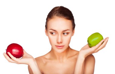 Doğal makyaj beyaz zemin üzerine yeşil ve kırmızı elma ile poz olan kadın portresi 