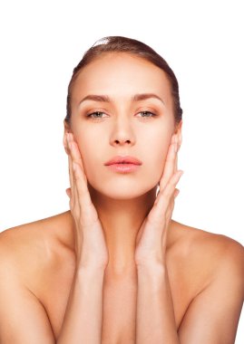 mükemmel cilt ve doğal makyaj ile çıplak güzel kız portresi  