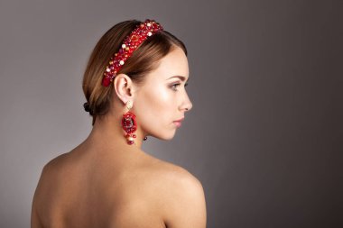 doğal makyaj renkli kafa bandı ile güzel kız portresi