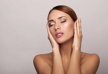 mükemmel cilt ve doğal makyaj ile çıplak güzel kız portresi  