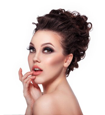 Beyaz arka plan üzerinde göz alıcı makyaj ve yüksek moda saç modeli olan kadın