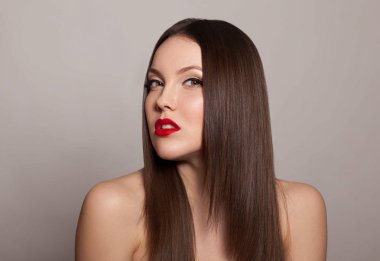 gri arka plan üzerinde kırmızı dudaklar ile genç kadın portresi