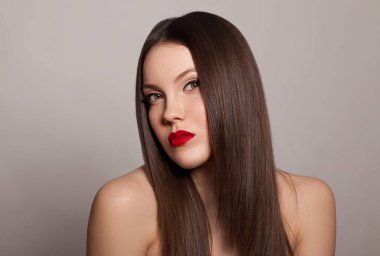 gri arka plan üzerinde kırmızı dudaklar ile genç kadın portresi