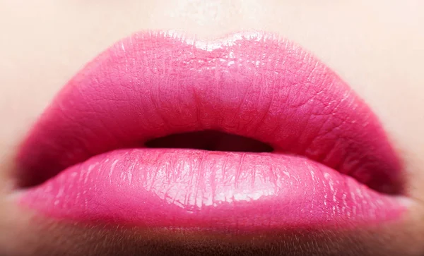 ピンクの女性の唇のクローズ アップ — ストック写真