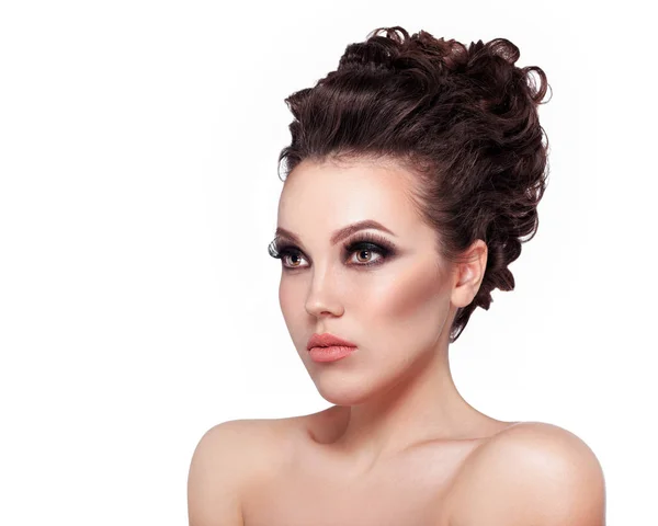 Mujer Joven Con Maquillaje Glamoroso Peinado Alta Moda Sobre Fondo —  Fotos de Stock