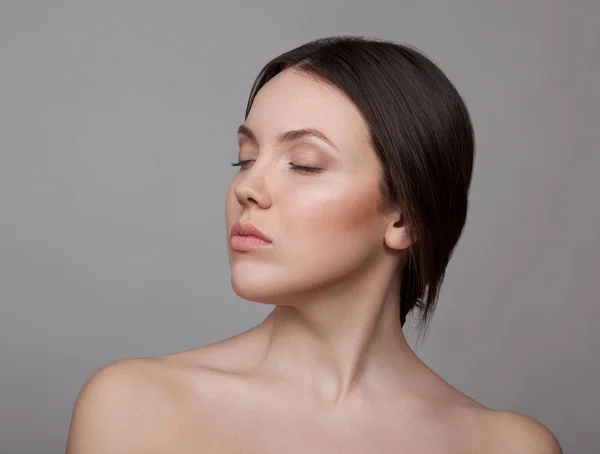 Portrait Jeune Femme Sensible Avec Maquillage Naturel Sur Fond Gris — Photo