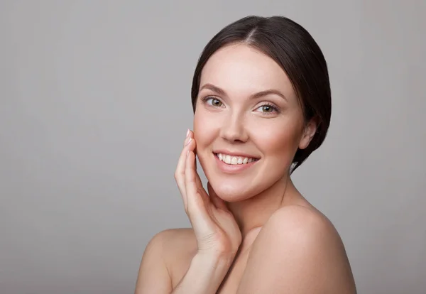 Retrato Mujer Joven Sensible Con Maquillaje Natural Sobre Fondo Gris — Foto de Stock