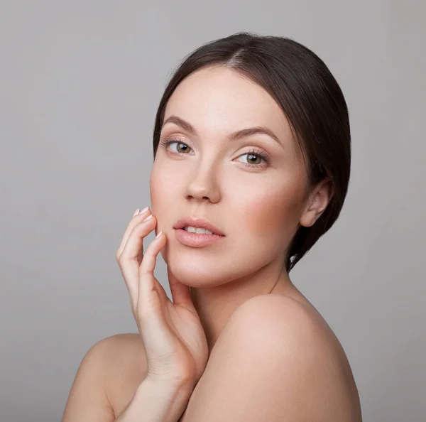 Retrato Mujer Joven Sensible Con Maquillaje Natural Sobre Fondo Gris — Foto de Stock