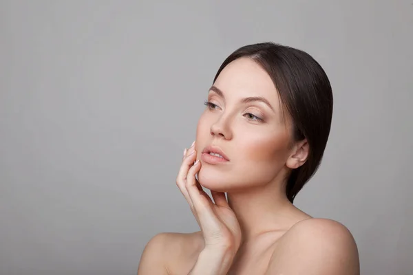 Retrato Mujer Joven Sensible Con Maquillaje Natural Sobre Fondo Gris — Foto de Stock