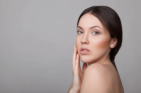 Retrato Mujer Joven Sensible Con Maquillaje Natural Sobre Fondo Gris — Foto de Stock