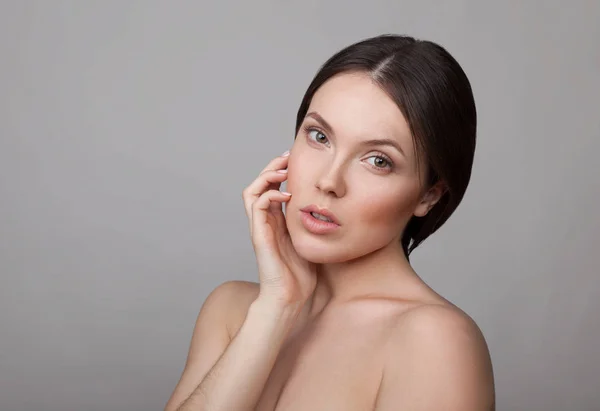 Retrato Mujer Joven Sensible Con Maquillaje Natural Sobre Fondo Gris — Foto de Stock