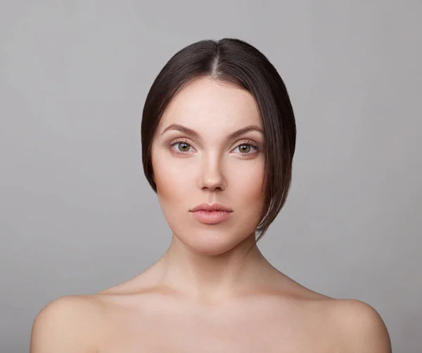 Retrato Mujer Joven Sensible Con Maquillaje Natural Sobre Fondo Gris — Foto de Stock