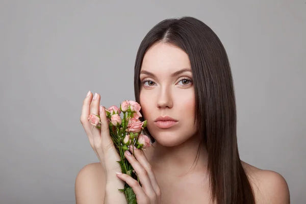 年轻敏感的妇女的画像与自然化妆摆起玫瑰在灰色背景 — 图库照片