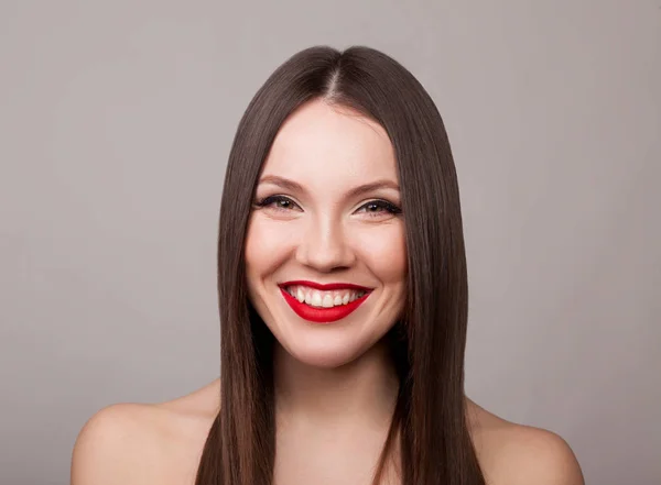 Retrato Mujer Joven Sonriente Con Labios Rojos Sobre Fondo Gris — Foto de Stock