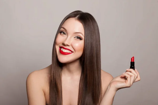 Retrato Mulher Jovem Com Lábios Vermelhos Posando Com Batom Fundo — Fotografia de Stock