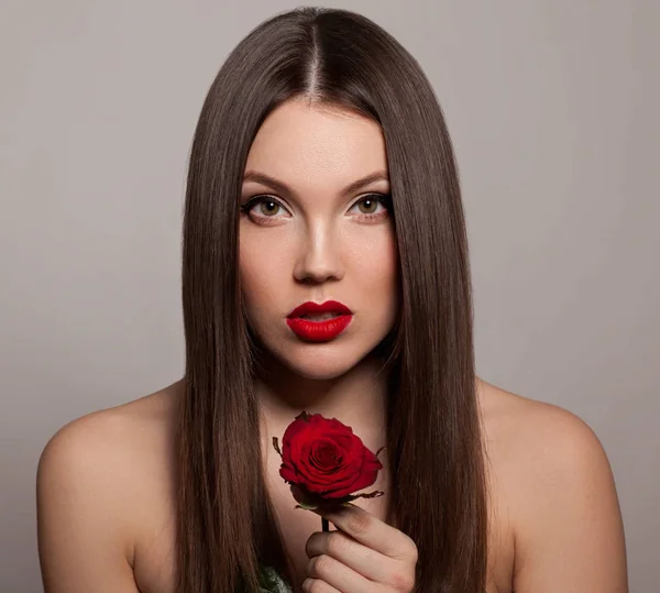 Jeune Femme Aux Lèvres Rouges Posant Avec Rose Rouge Sur — Photo