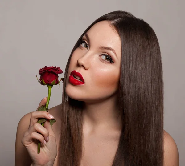 Mujer Joven Con Labios Rojos Posando Con Rosa Roja Sobre —  Fotos de Stock