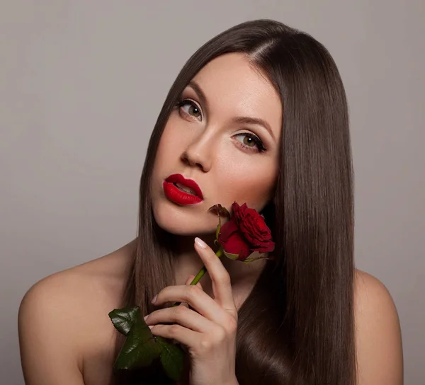 Jeune Femme Aux Lèvres Rouges Posant Avec Rose Rouge Sur — Photo