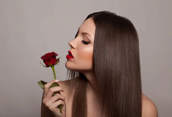 Profil Jeune Femme Aux Lèvres Rouges Posant Avec Rose Rouge — Photo