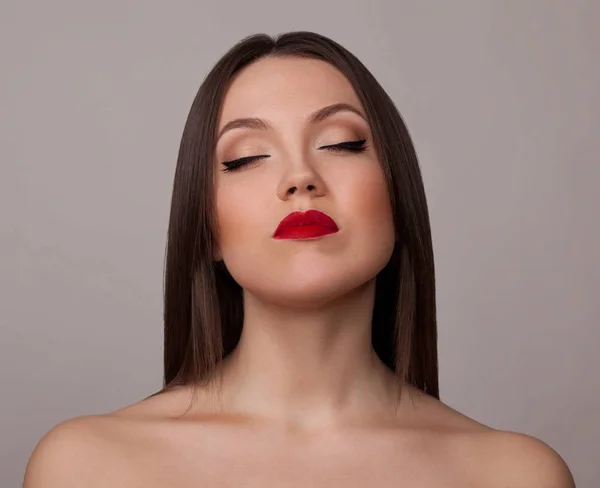 Potret Wanita Muda Dengan Bibir Merah Dan Mata Tertutup Pada — Stok Foto